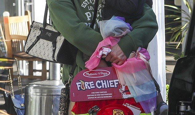 Paris Hilton kupuje kostim vatrogasca za sina Phoenixa dok razmišlja o njegovoj budućnosti nakon smrtonosnih požara u LA-u