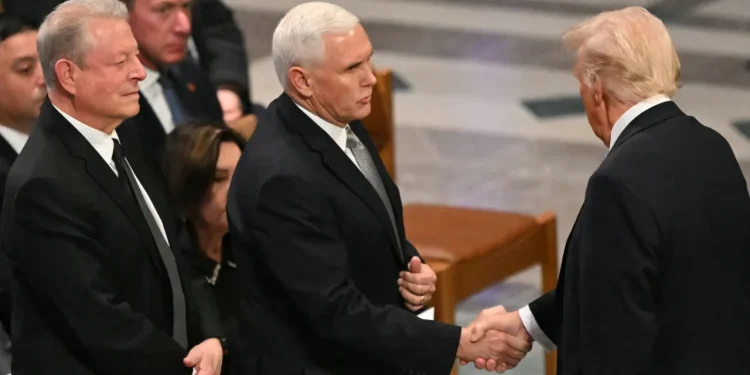 Pence je otkrio riječi razmijenjene s novoizabranim predsjednikom Trumpom na Carterovoj sahrani