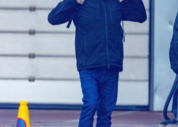 Peter Kay, 51, pokazuje svoju svjetliju stranu dok se vraća u autobus za turneju nakon proba za svoju mjesečnu rezidenciju u londonskoj O2 Areni