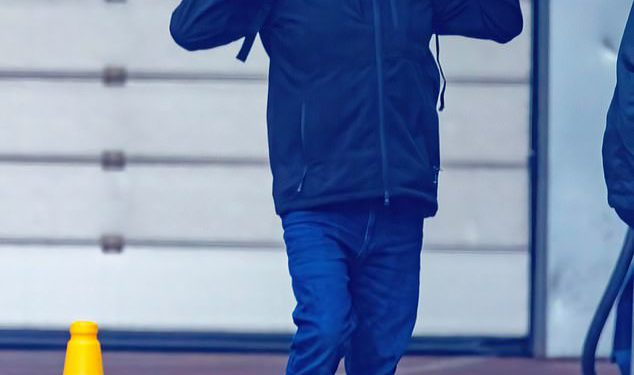 Peter Kay, 51, pokazuje svoju svjetliju stranu dok se vraća u autobus za turneju nakon proba za svoju mjesečnu rezidenciju u londonskoj O2 Areni