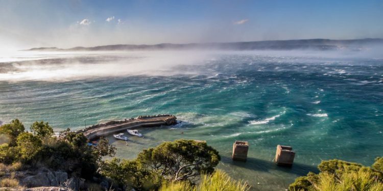 Podno Velebita još uvijek jaka i olujna bura, more na otvorenom do 5