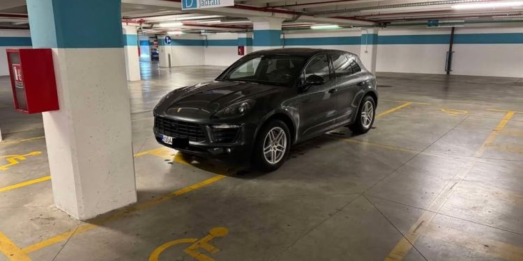 Pogledajte kako se ovaj biser parkirao u garaži splitskog shopping centra: “Možda je vozačka kupljena pa ne zna pravila…”