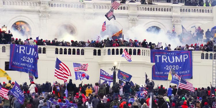 Policajac koji je preživio ozljede u neredima na Capitolu osuđuje Trumpova pomilovanja: ‘Osjećam se izdano’