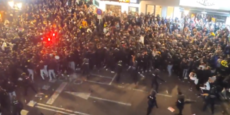 Policija protiv navijača Valencije: kaos je na Mestalli