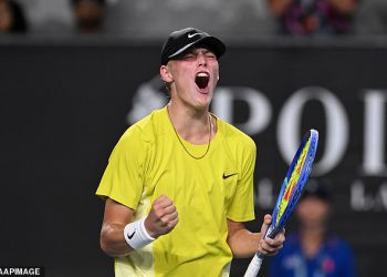 Ponosni roditelji Bec i Lleyton Hewitt gledaju kako njihov sin teniske zvijezde u usponu Cruz ide stopama svog legendarnog oca i osvaja prvi meč na Australian Openu