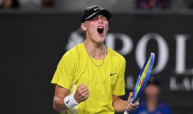 Ponosni roditelji Bec i Lleyton Hewitt gledaju kako njihov sin teniske zvijezde u usponu Cruz ide stopama svog legendarnog oca i osvaja prvi meč na Australian Openu