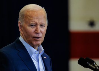 Predsjednik Biden pomiluje svoju braću i sestre samo nekoliko minuta prije napuštanja dužnosti