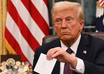 Predsjednik Trump otkriva pismo bivšeg predsjednika Bidena u Resolute Desku