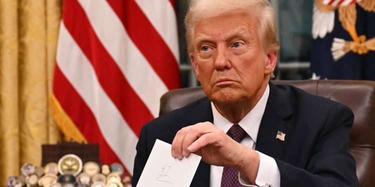 Predsjednik Trump otkriva pismo bivšeg predsjednika Bidena u Resolute Desku