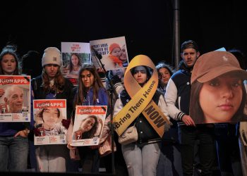 Prekid vatre između Izraela i Hamasa: Obitelji nestrpljivo čekaju prva tri taoca dok Palestinci slave primirje u Gazi