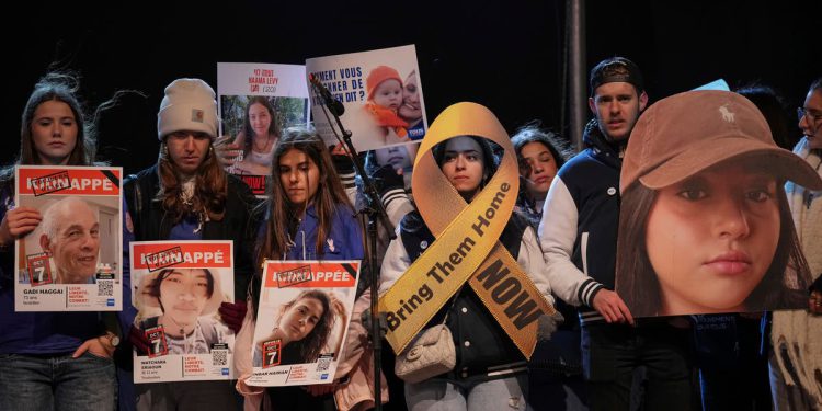 Prekid vatre između Izraela i Hamasa: Obitelji nestrpljivo čekaju prva tri taoca dok Palestinci slave primirje u Gazi