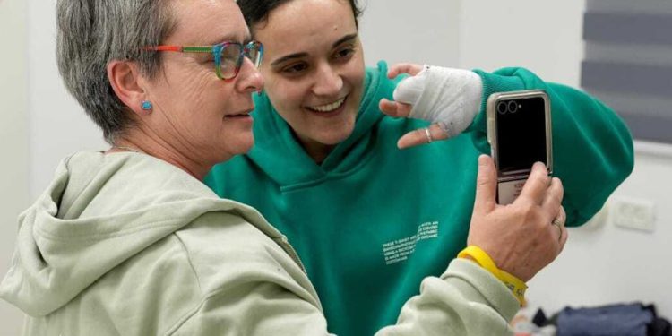 Prekid vatre u Izraelu: Hamas oslobodio posljednjeg britanskog taoca u Gazi Emily Damari nakon 15 mjeseci zatočeništva na početku prekida vatre