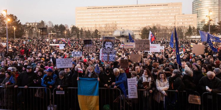 Premijer zemlje EU uperio borca ​​u Kijev zbog protuvladinih prosvjeda — RT World News