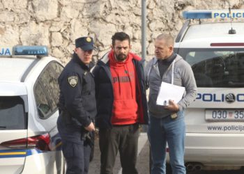 Priveden muškarac koji je prijetio raznošenjem stana s obitelji (VIDEO)