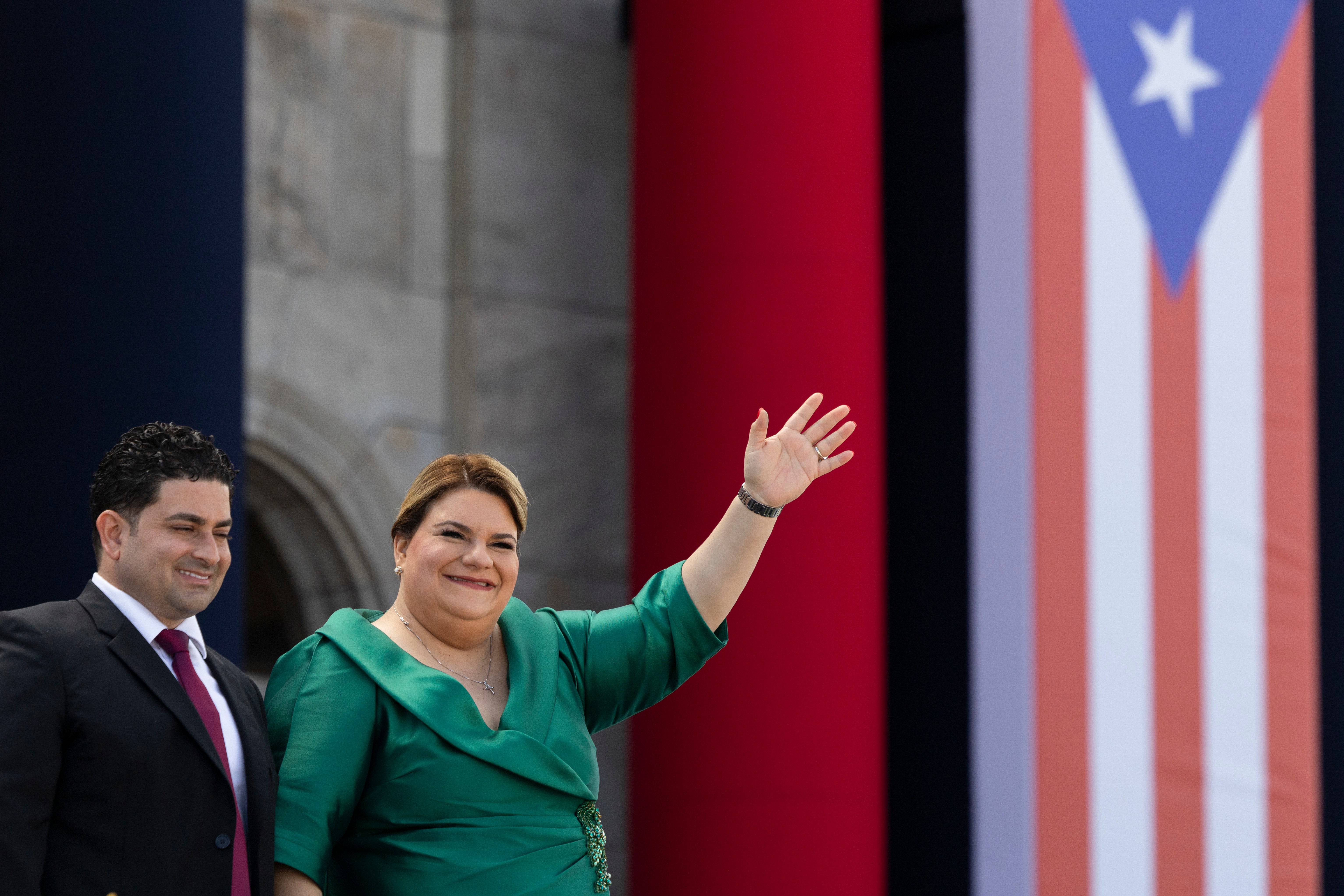 Jenniffer González-Colón maše dok je prisegla kao guvernerka Portorika. Ona je Madurov govor nazvala otvorenom prijetnjom SAD-u