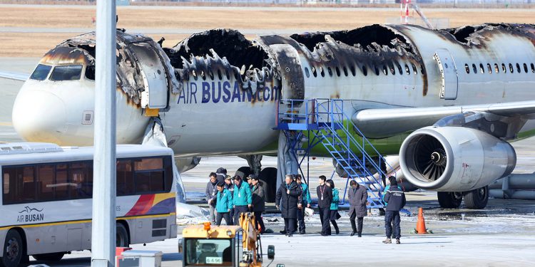 Putnički avion upada u požar na južnokorejskoj zračnoj luci. Svih 176 ljudi na brodu je evakuirano
