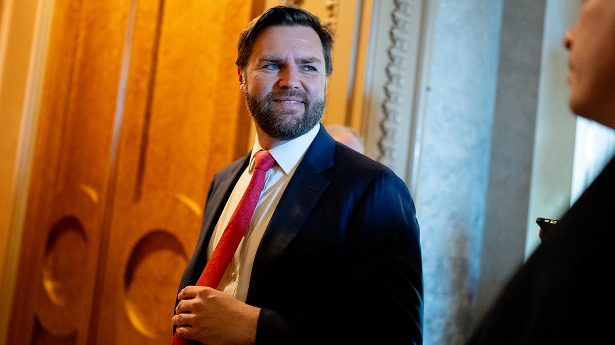 JD Vance ulazi u dvoranu Senata na Capitol Hillu