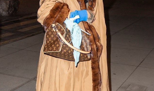 Rihanna se zamotala u kaput s krznom dok je kasnonoćnim posjetom studiju u New Yorku potaknula nove glazbene glasine