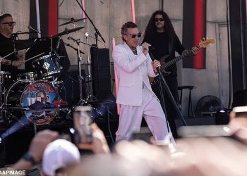 Robbie Williams izluđuje obožavatelje dok izvodi besplatni koncert na Federation Squareu u Melbourneu
