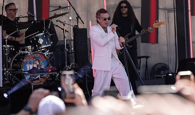 Robbie Williams izluđuje obožavatelje dok izvodi besplatni koncert na Federation Squareu u Melbourneu