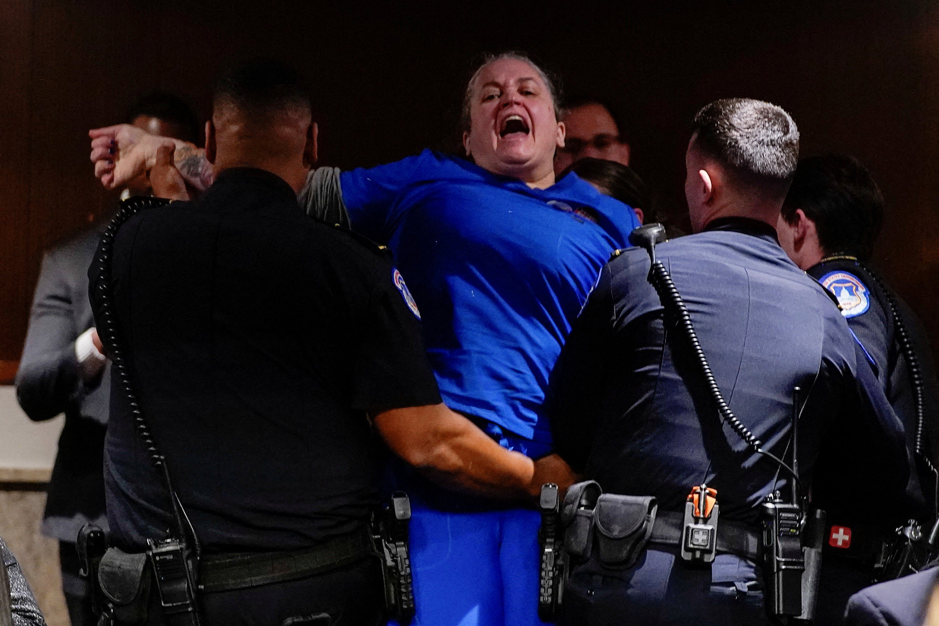 Prosvjednik prekida saslušanje potvrde Roberta F Kennedyja.