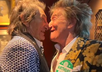 Ronnie Wood sudara nosove s prijateljem Rodom Stewartom u urnebesnim snimkama s rockerove večere za 80. rođendan dok obožavatelji mole dvojac za ponovno okupljanje Facesa