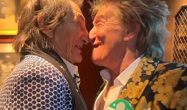Ronnie Wood sudara nosove s prijateljem Rodom Stewartom u urnebesnim snimkama s rockerove večere za 80. rođendan dok obožavatelji mole dvojac za ponovno okupljanje Facesa