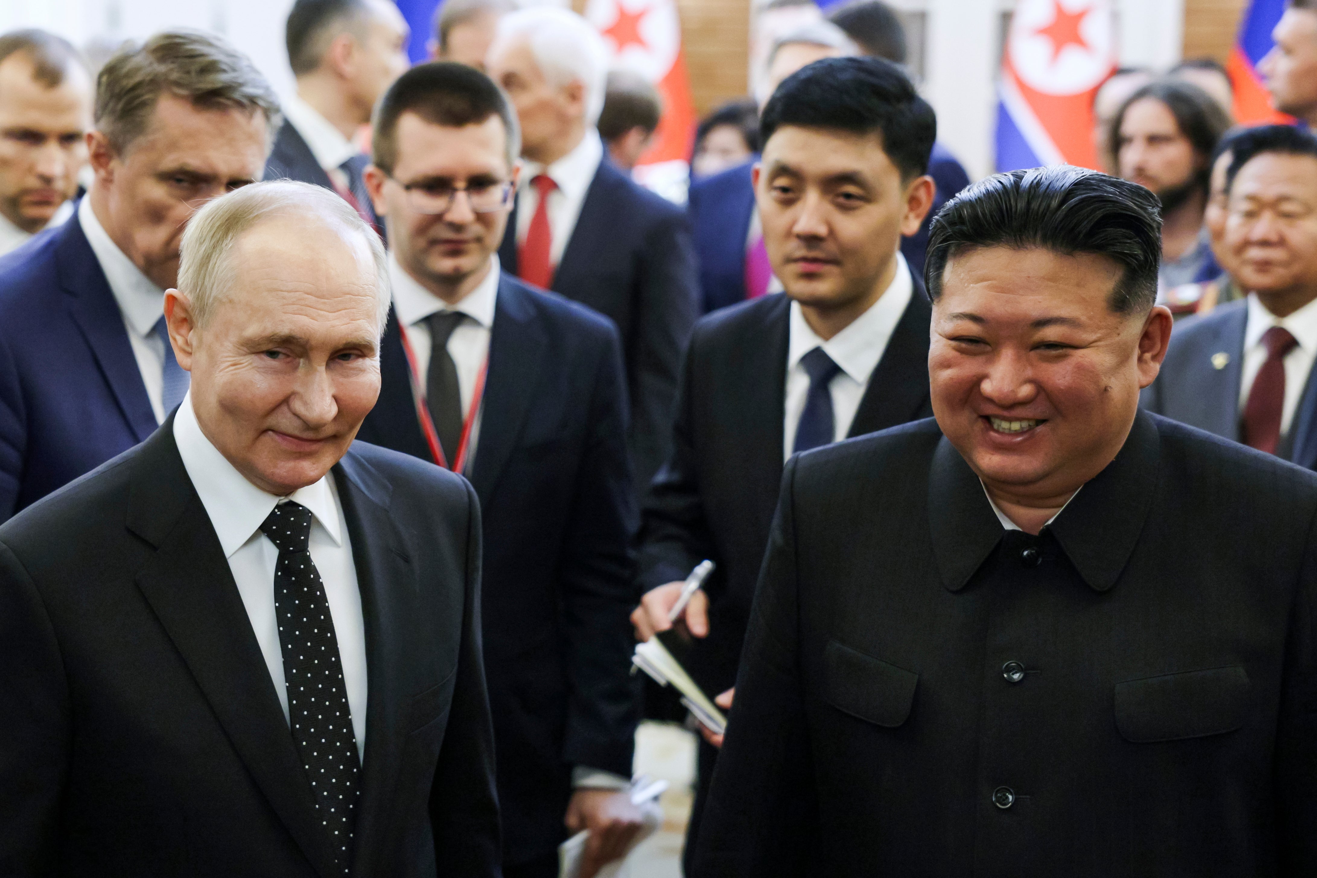 Pojavila su se izvješća da je još sjevernokorejskih trupa poslano u Rusiju. Vladimir Putin, lijevo, i Kim Jong Un zajedno se smiješe u Pjongjangu