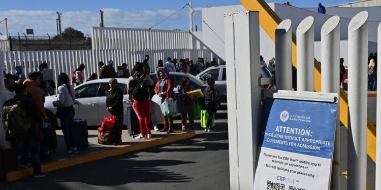 SAD zatvorio aplikaciju iz Bidenove ere koja je pomagala meksičkim migrantima — RT World News