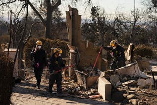 Djelatnici potrage i spašavanja kopaju po ruševinama koje je za sobom ostavio požar Eaton u Altadeni u utorak