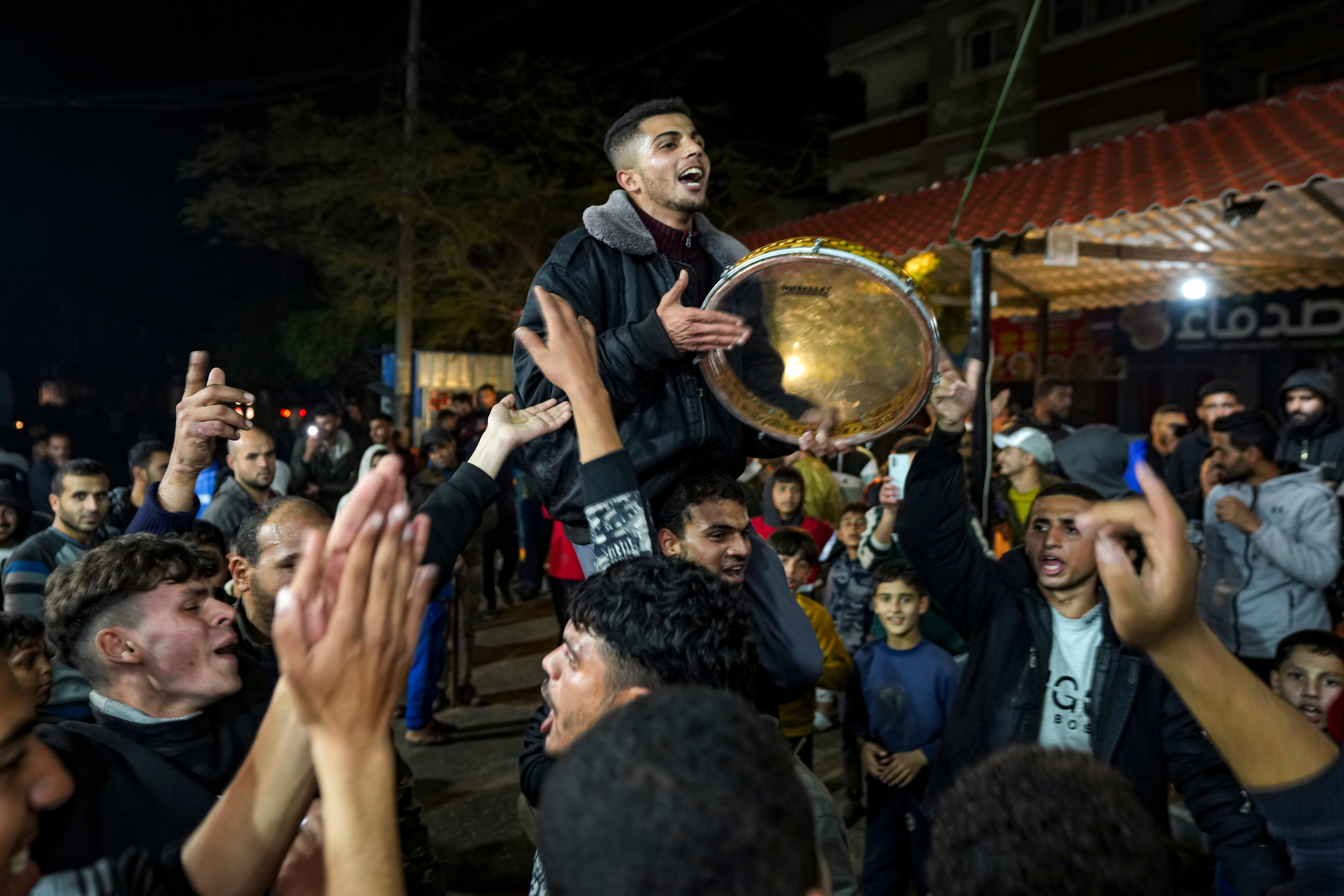 Palestinci slave objavu sporazuma o prekidu vatre između Hamasa i Izraela u Deir al-Balahu, središnjem pojasu Gaze