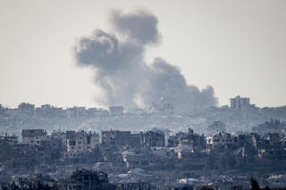 Dim se diže iz zgrada u Gazi nakon izraelskog bombardiranja