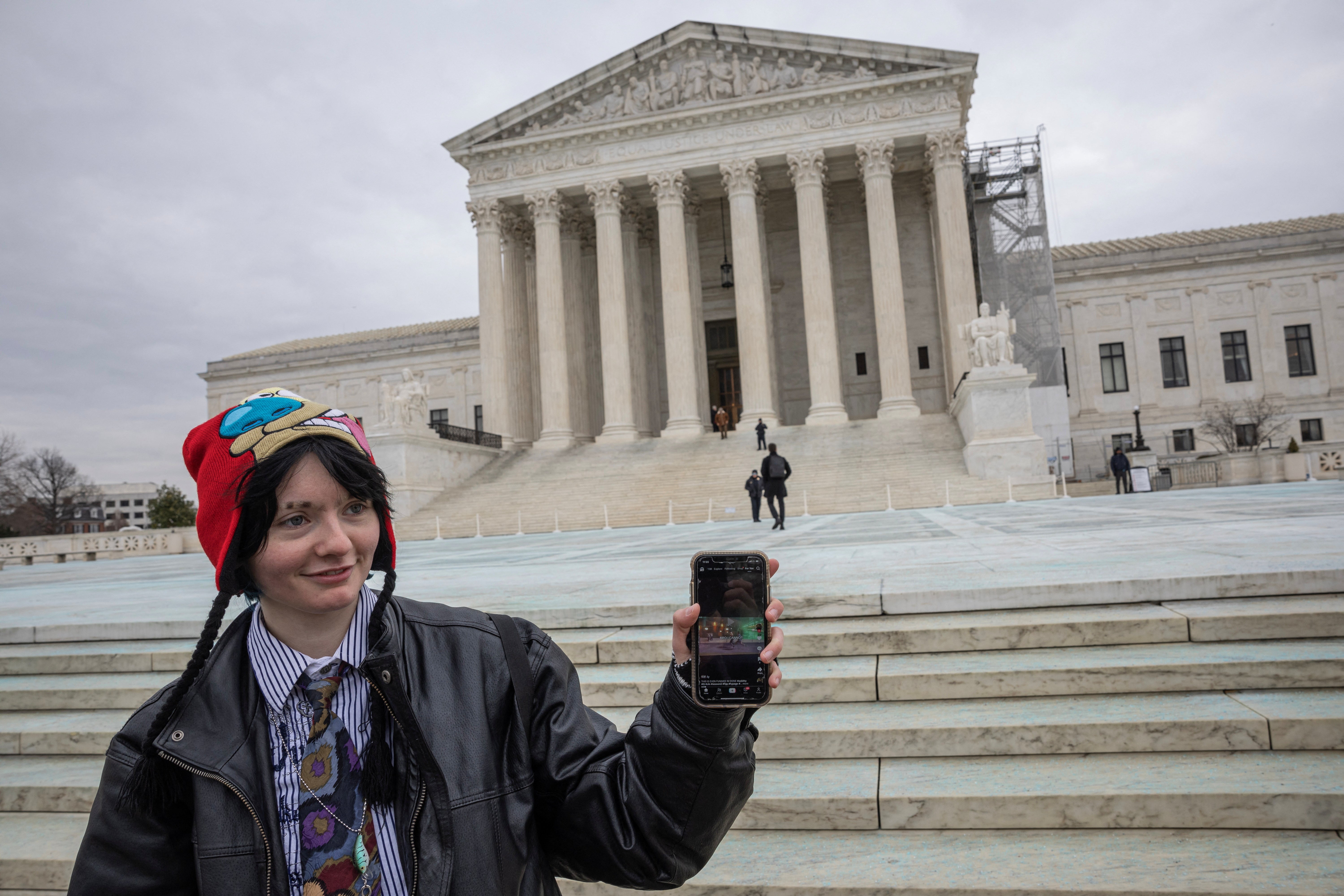 Žena pokazuje svoj TikTok feed ispred Vrhovnog suda SAD-a u Washingtonu DC ovaj tjedan