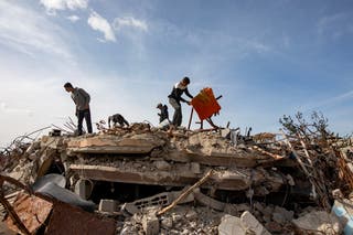 Interno raseljeni Palestinci pregledavaju ruševine zgrade u kojoj je navodno ubijen pokojni vođa Hamasa Yahya Sinwar