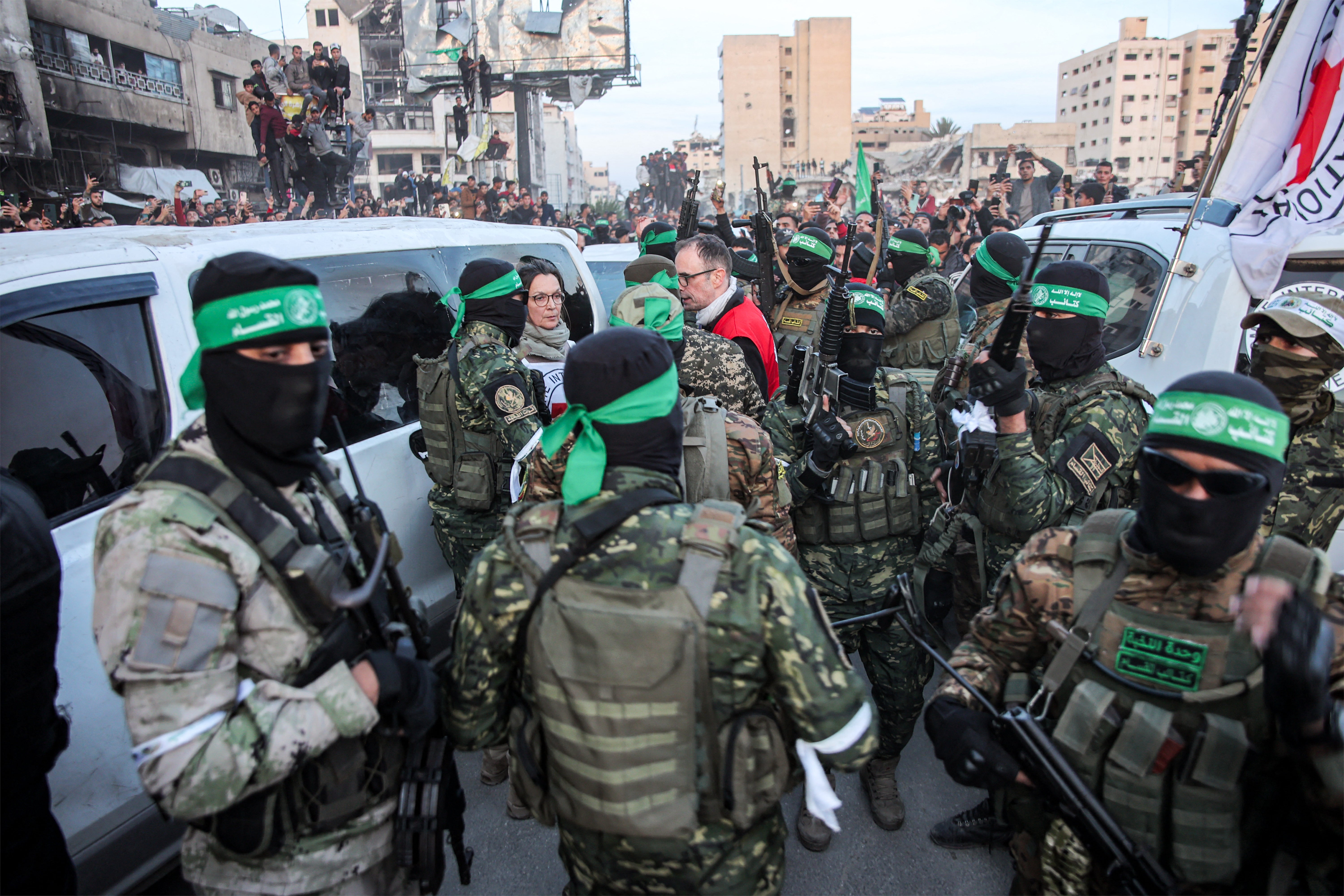 Članovi Međunarodnog odbora Crvenog križa (ICRC) razgovaraju s borcima brigade Ezzedine al-Qassam, oružanog krila Hamasa, na trgu Saraya u zapadnoj Gazi