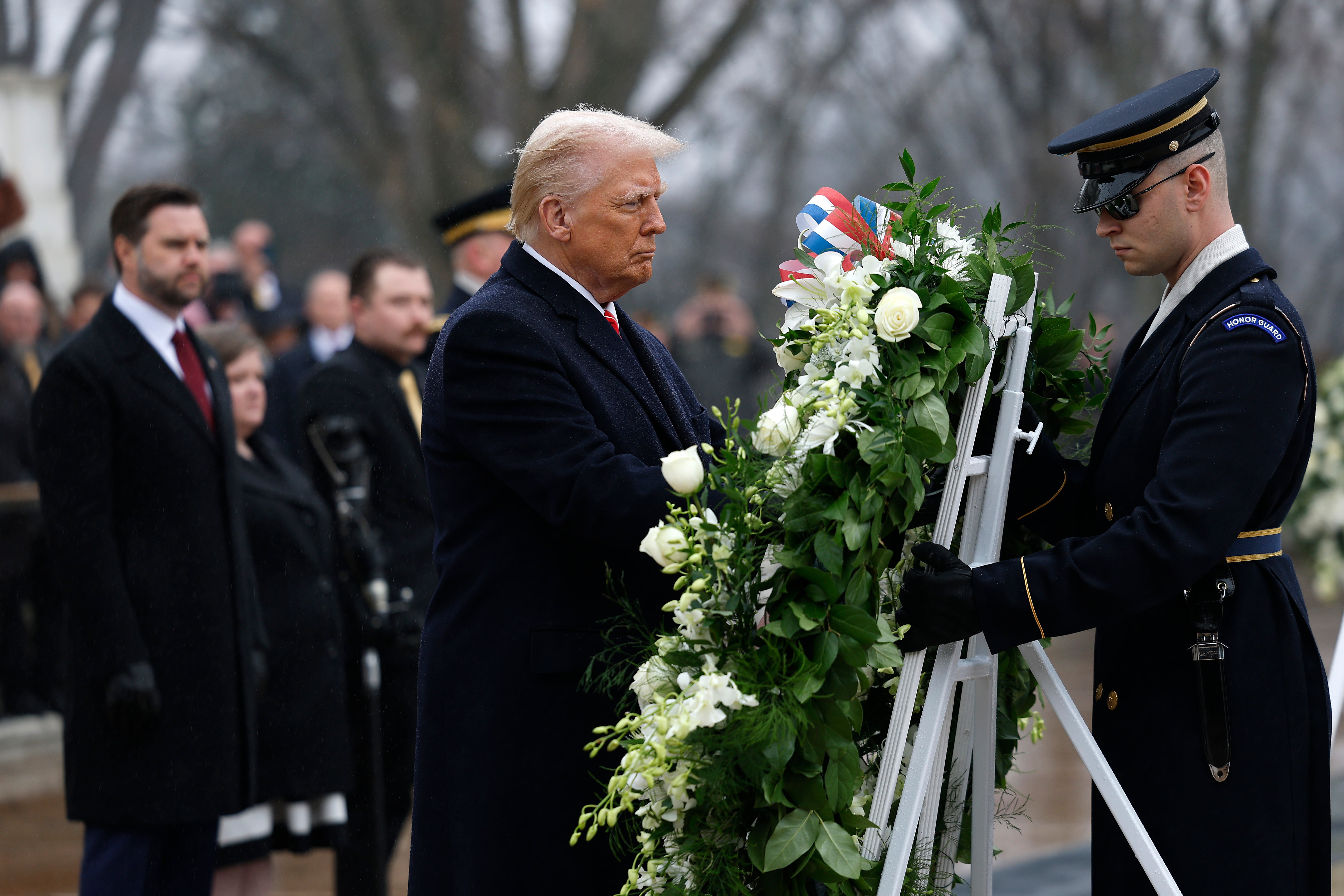 Novoizabrani predsjednik Donald Trump položio je vijenac na grob Neznanog vojnika u nedjelju ujutro