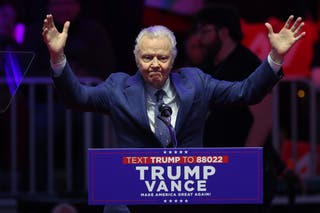 Glumac Jon Voight govori na pobjedničkom skupu Donalda Trumpa 19. siječnja 2025.