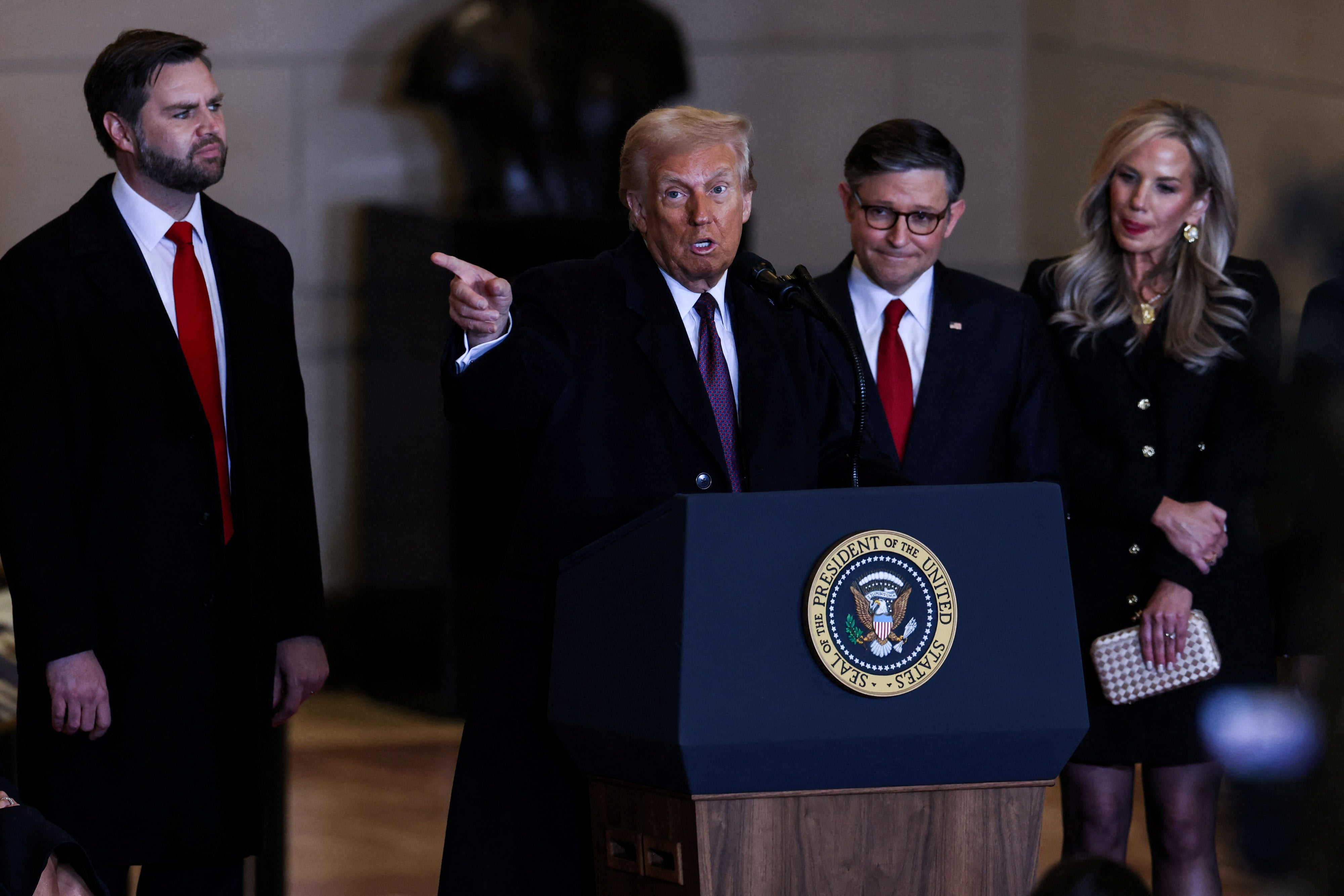 Predsjednik je pohvalio svog novog potpredsjednika JD Vancea, nazvavši ga 'vrlo pokretljivim', dodajući da je to 'tako brzo shvatio' kao njegov protukandidat nakon 'teškog' prvog tjedna kada su ga napale 'lažne vijesti'