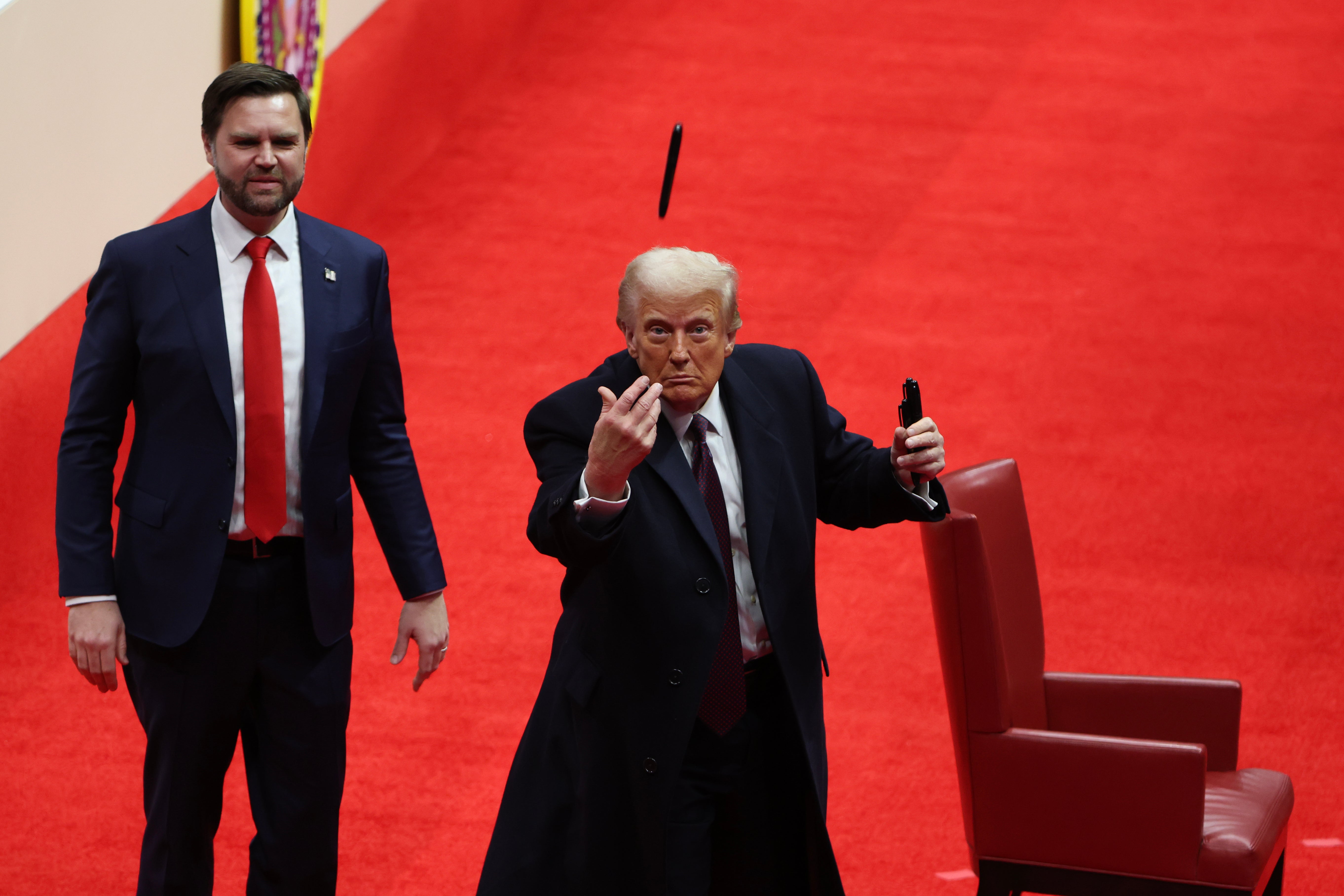 Potpredsjednik JD Vance gleda kako predsjednik Donald Trump baca olovku nakon potpisivanja izvršnih naloga tijekom zatvorene inauguracijske parade u Capital One Areni 20. siječnja 2025. u Washingtonu, DC. Donald Trump preuzima dužnost za svoj drugi mandat kao 47. predsjednik Sjedinjenih Država. (Fotografija Justin Sullivan/Getty Images)
