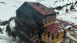 Pogled dronom prikazuje posljedice požara u hotelu u skijaškom centru Kartalkaya u Boluu