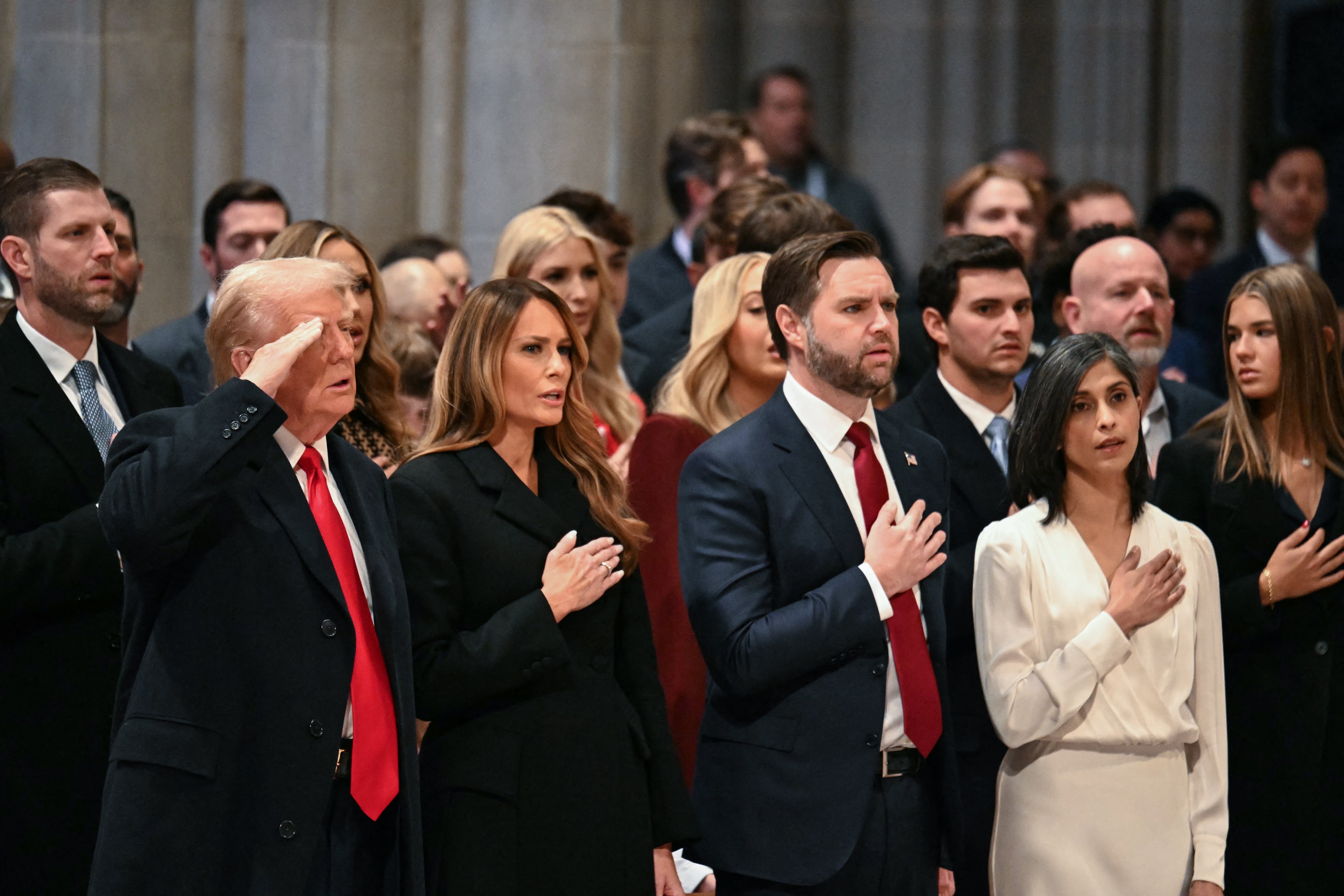 Trump nastavlja salutirati tijekom nacionalne himne unatoč tome što drugi oko njega imaju drugačiji pristup