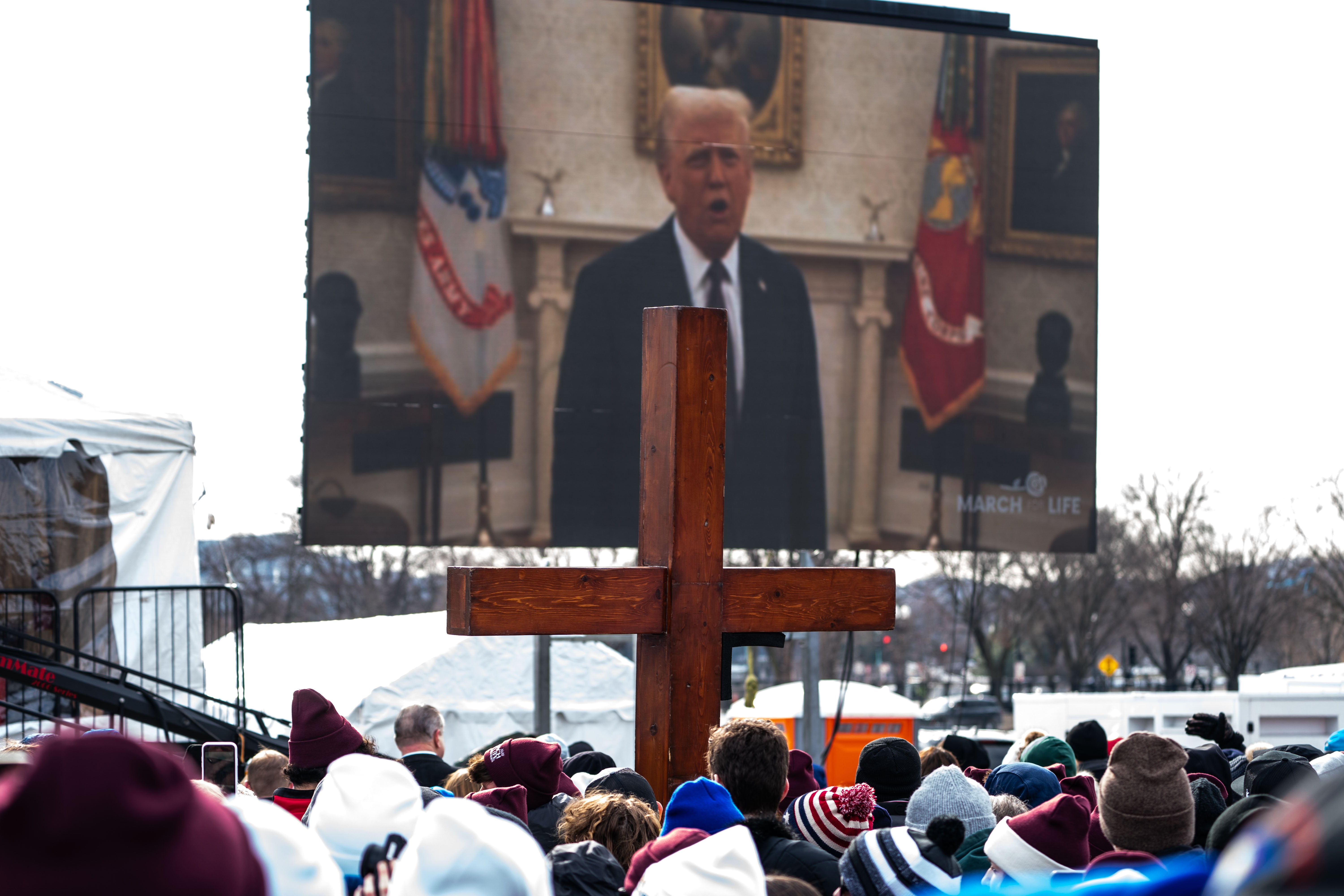 Ljudi koji sudjeluju na godišnjem skupu March for Life gledaju unaprijed snimljeni video snimku predsjednika Donalda Trumpa. Predsjednik je oživio par politika protiv pobačaja kako bi oduzeo prvi tjedan svog drugog mandata, dan nakon pomilovanja aktivista protiv pobačaja protiv pobačaja