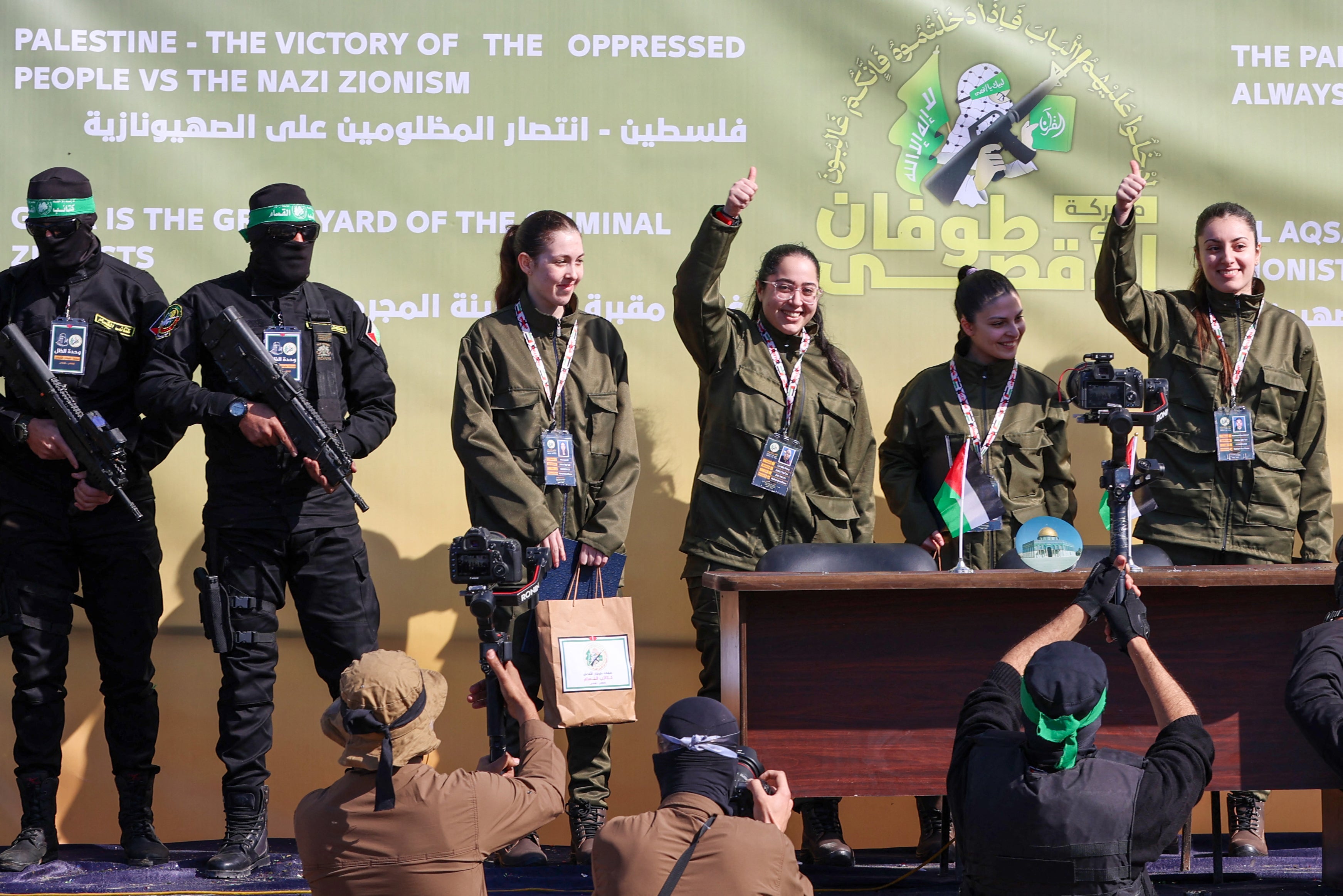 Ženske izraelske vojnike Karina Ariev, Daniella Gilboa, Naama Levy i Liri Albag objavljeni su u sklopu prve pozornice