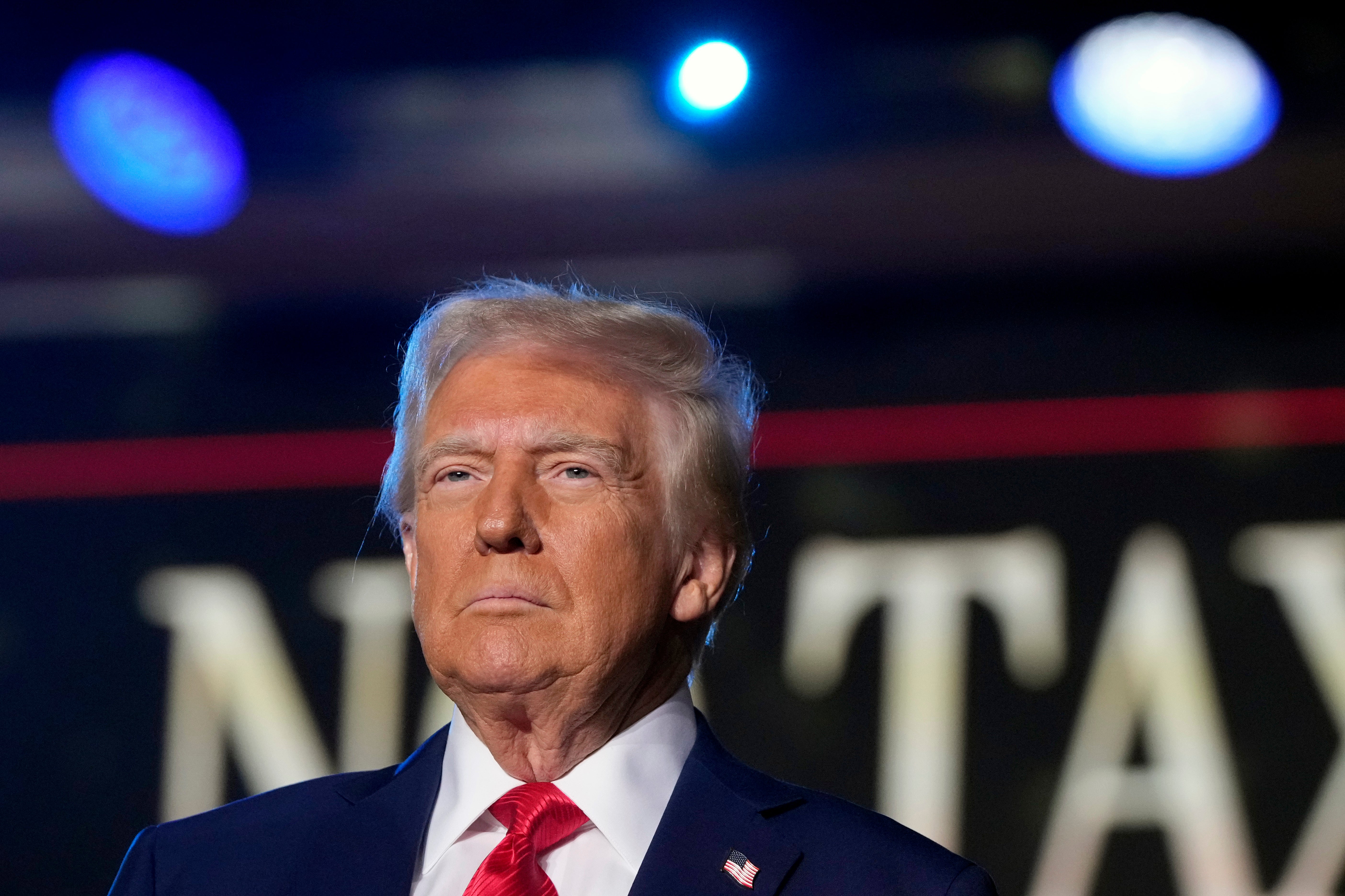 U svom prvom tjednu na uredu, Trump je potpisao naloge kojima se od saveznih zaposlenika zahtijeva da se osobno vrate na posao, ukida DEI programe, nameće savezno zamrzavanje zapošljavanja