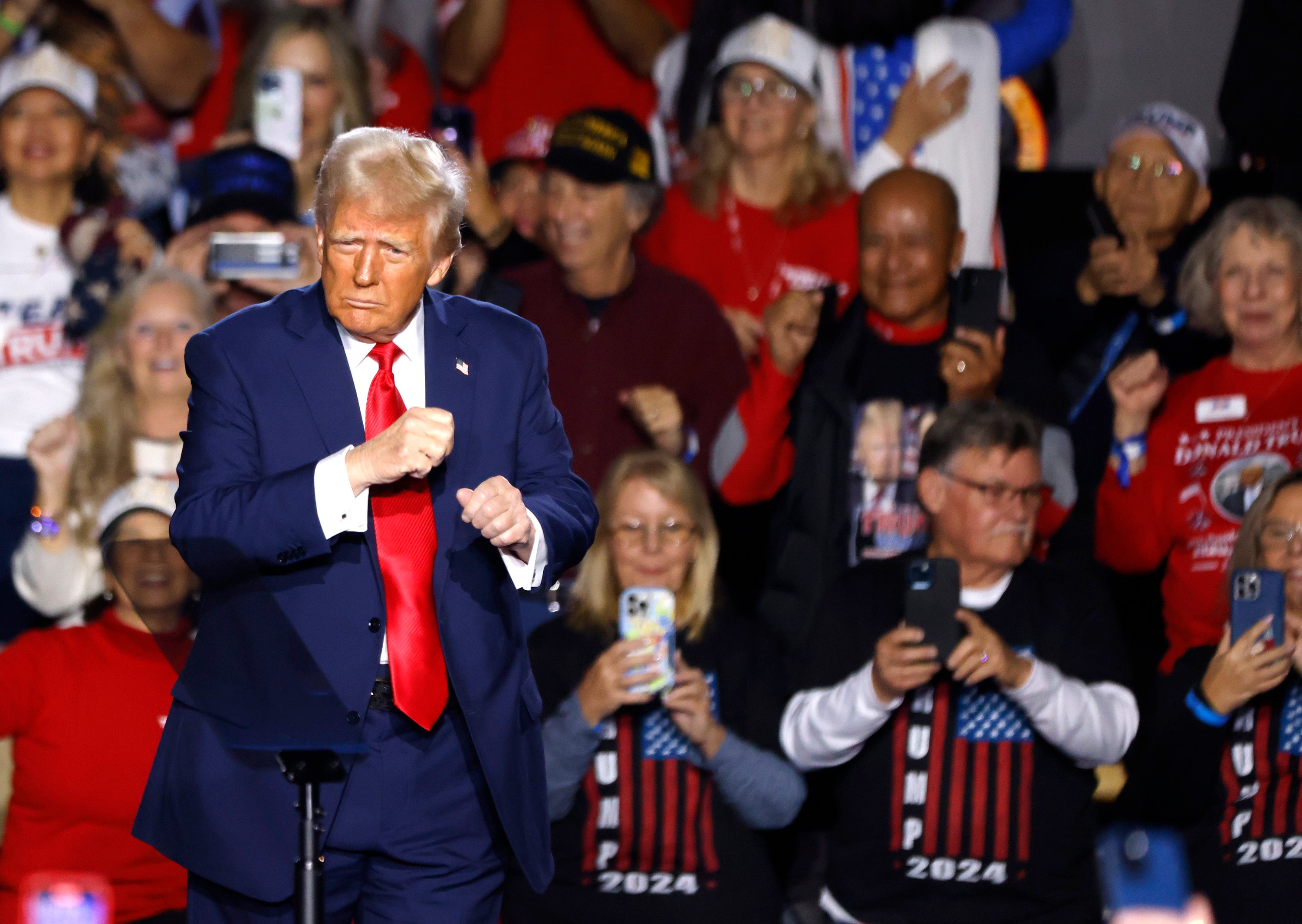 Trump pleše uz YMCA nakon što je završio svoj govor u Las Vegasu gdje je izazvao gomilu koja je urlala od smijeha