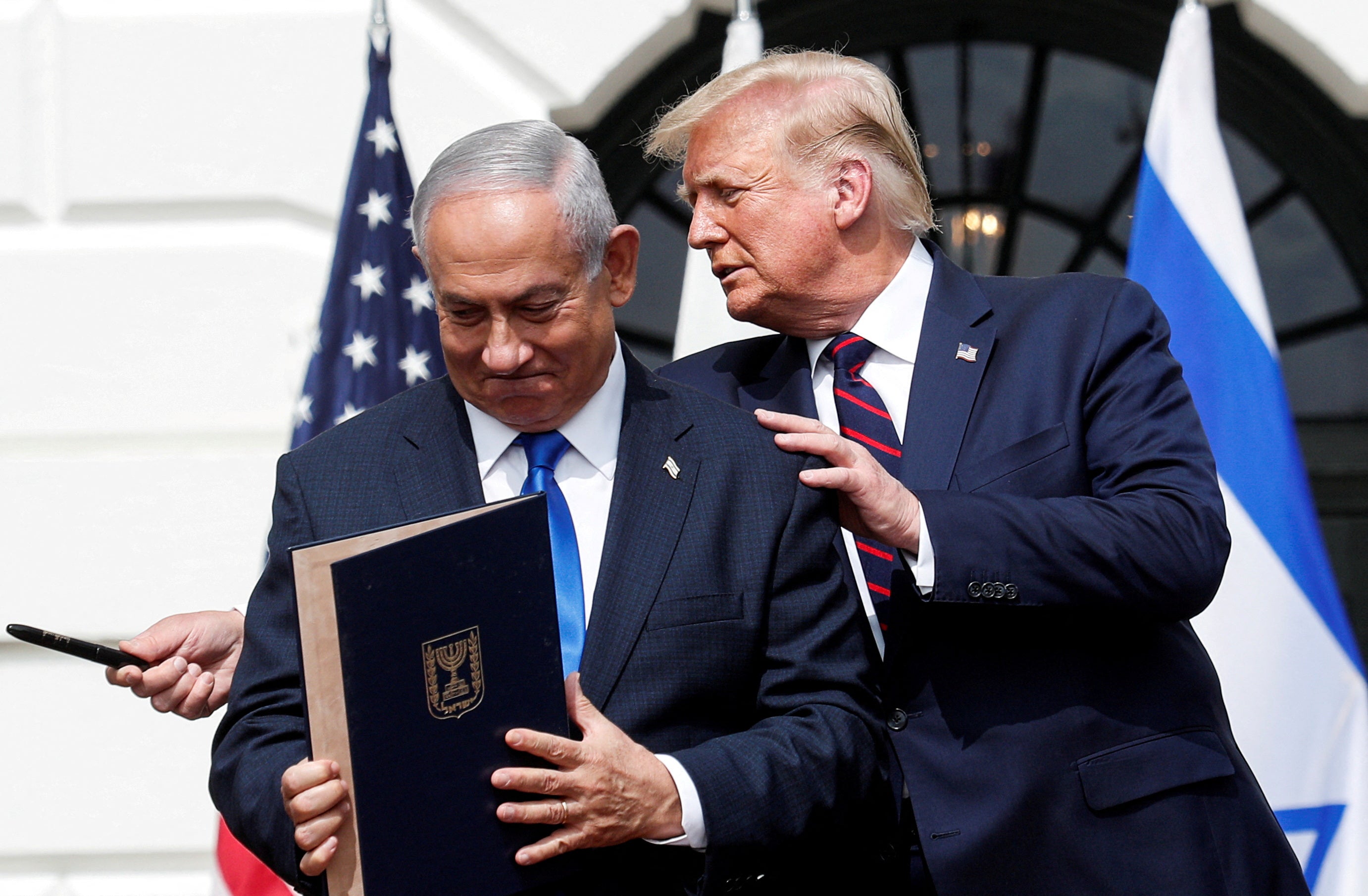 Predsjednik Donald Trump (na slici s izraelskim premijerom Benjaminom Netanyahuom 2020. godine) pozvao je Jordan, Egipat i druge arapske nacije da povećaju broj palestinskih izbjeglica koje prihvaćaju nakon rata Hamas-Izrael. Trump je rekao da želi dovoljno uzeti tako da 