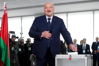 Bjeloruski predsjednik Aleksandar Lukashenko u nedjelju je u nedjelju bacio glasački listić na biračkom mjestu tijekom glasanja na orkestriranim izborima zajamčeno da će 70-godišnji autokrata dati još jedan mandat na vlasti