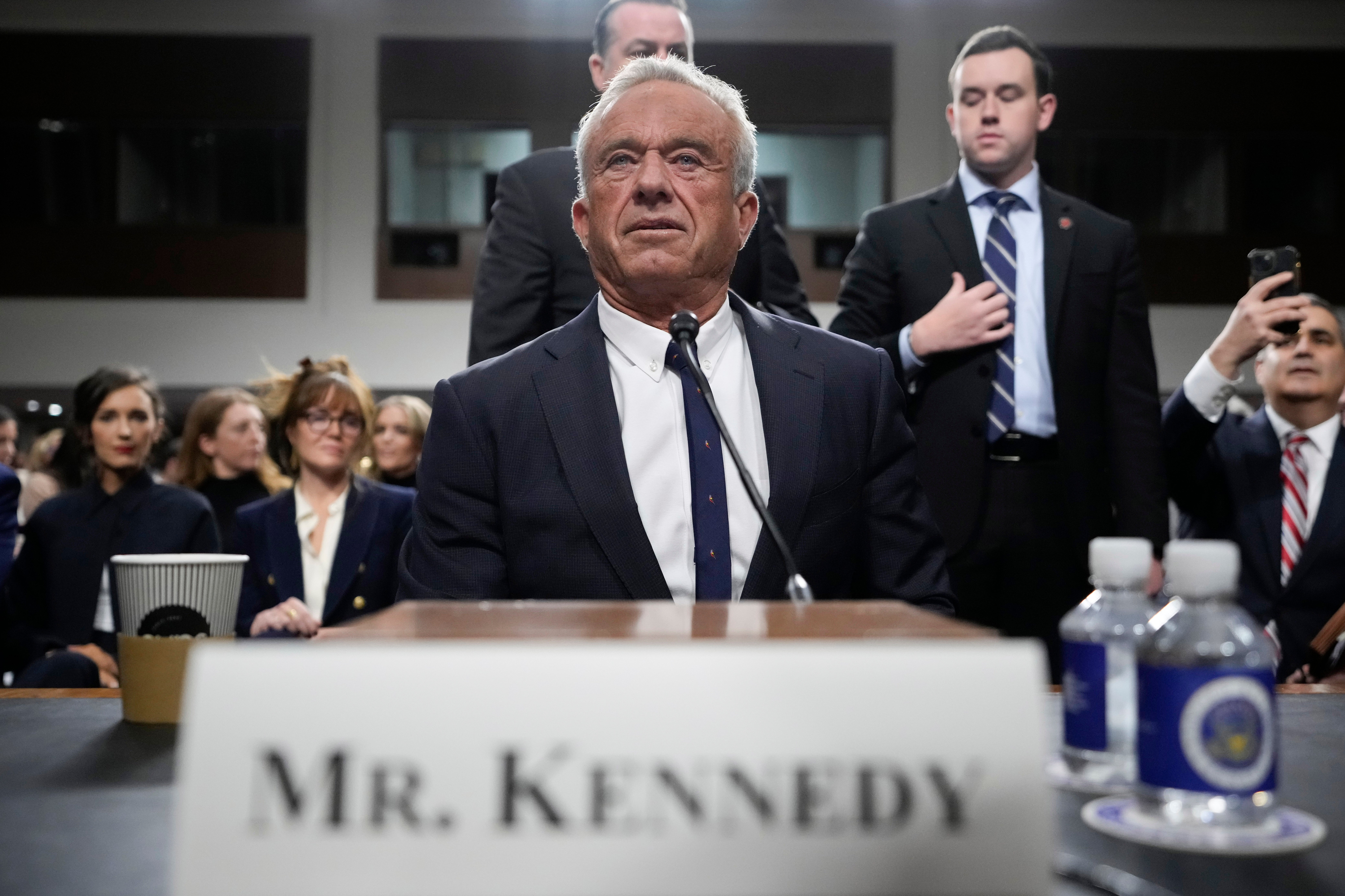 Robert F. Kennedy Jr., izbor predsjednika Donalda Trumpa da bude tajnik za zdravstvo i ljudske usluge, pojavljuje se pred Senatskim odborom za financije na saslušanju za potvrdu, na Kapitolu u Washingtonu, u srijedu, 29. siječnja 2025. godine. Rekao je da nije '' ne ću spriječiti bilo koga da jede brzu hranu