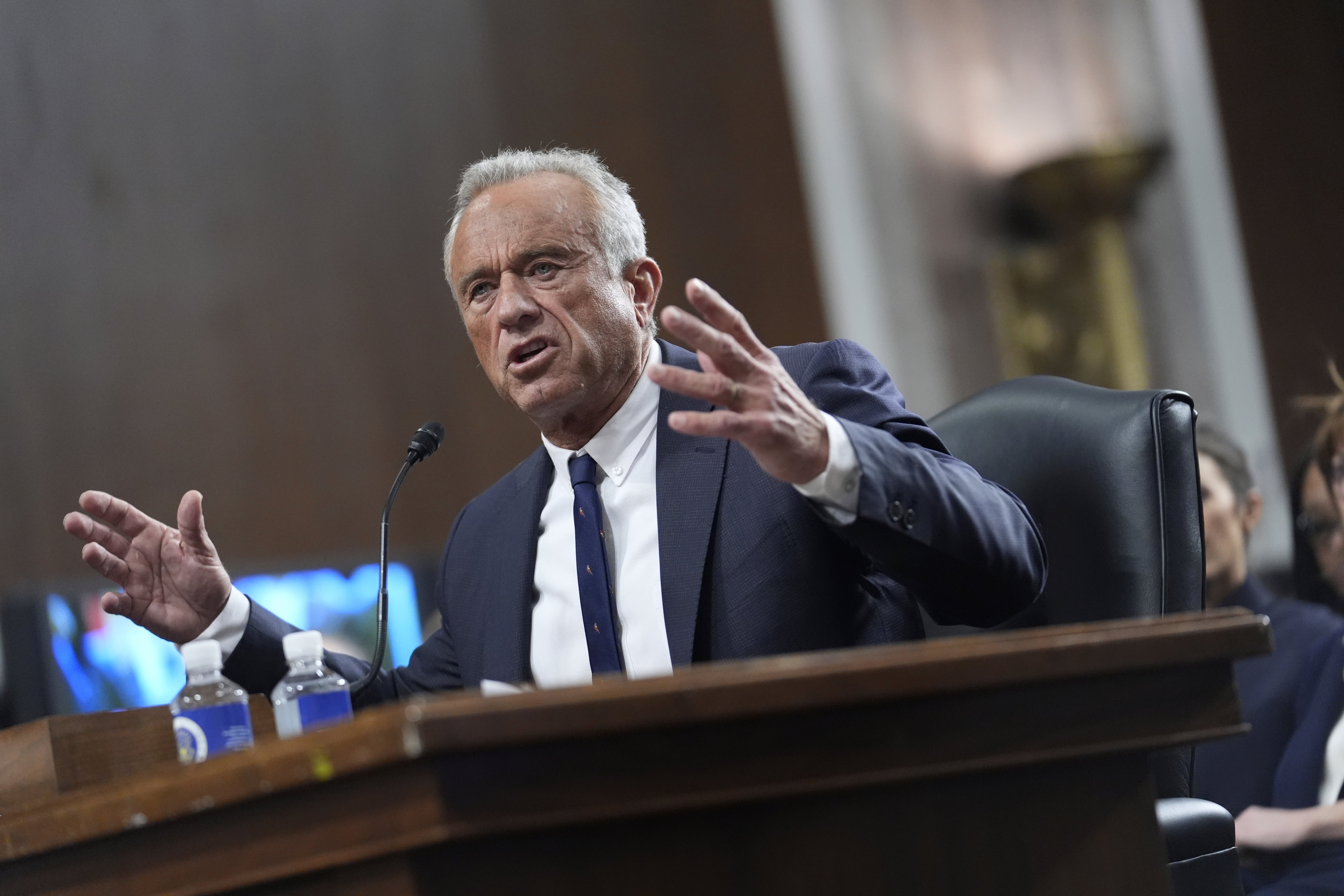 Robert F. Kennedy Jr., izbor predsjednika Donalda Trumpa da bude tajnik za zdravstvo i ljudske usluge, pojavljuje se pred Senatskim odborom za financije na njegovom saslušanju za potvrdu na Kapitolu u Washingtonu, srijeda, 29. siječnja 2025. godine. Ušao je u žestoku tvrdnju Sa senatorom Elizabeth Warren