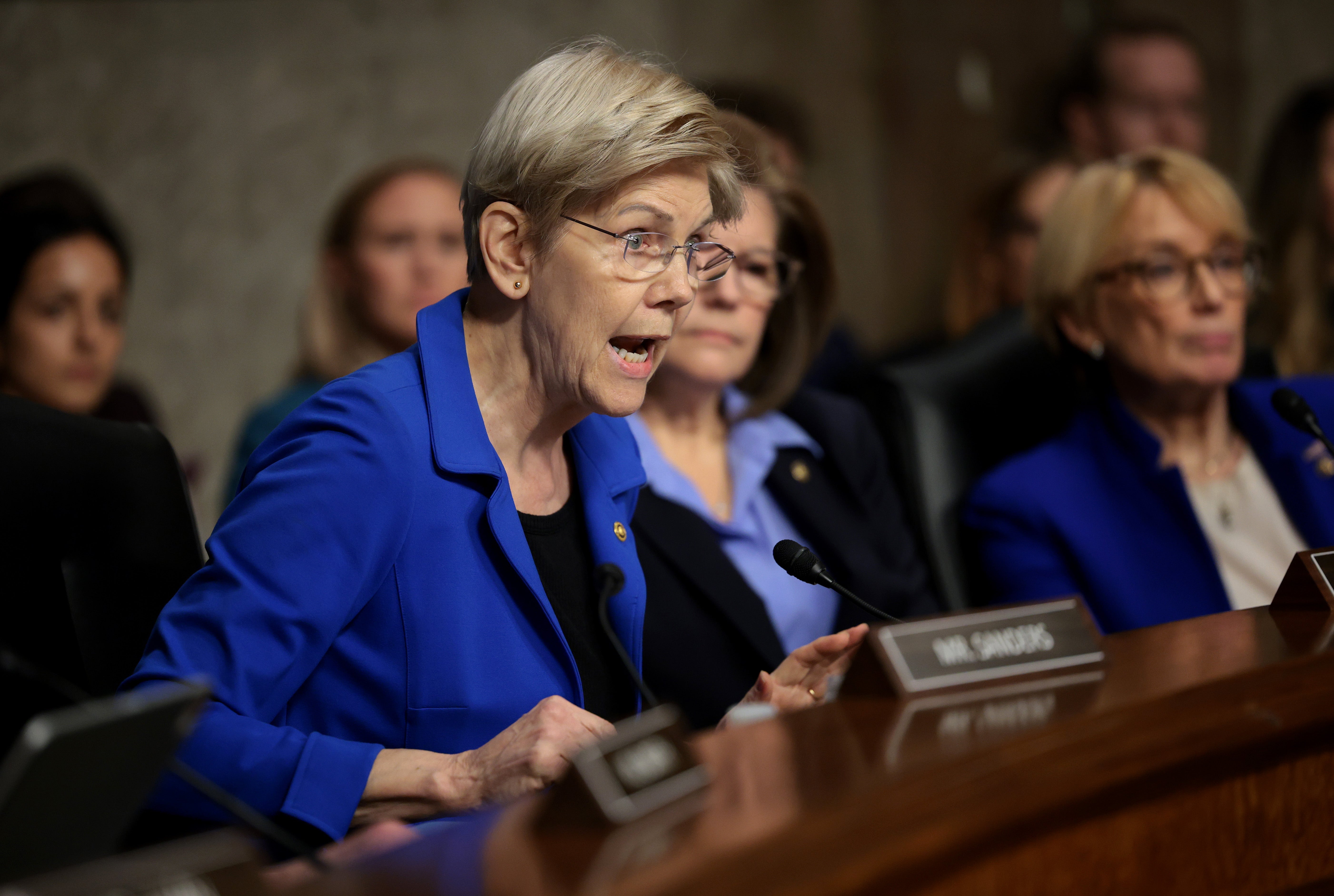Warren je napao Kennedyja na mnoštvo pitanja, uključujući njegov stav cjepiva